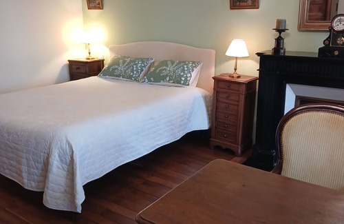 Saint-Menoux Bed & Breakfast | Chateau De Clusors