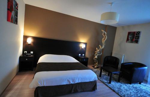 Chasseneuil-du-Poitou Hotel | Chateau du Clos de la Ribaudiere - Teritoria