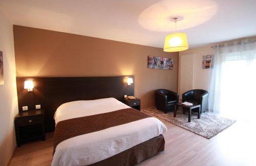 Chasseneuil-du-Poitou Hotel | Chateau du Clos de la Ribaudiere - Teritoria