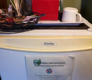 Chicoutimi House | Chateau Murdock Gite et Esthétique 1950