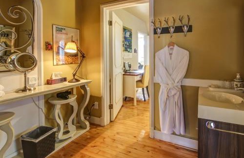 Chicoutimi House | Chateau Murdock Gite et Esthétique 1950