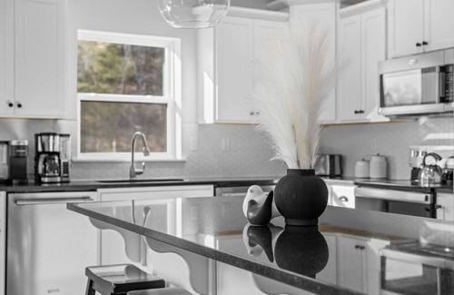 Table Rock House | Chateau North: Hot Tub|Lakeview|Private Driveway|Outdoor Ping Pong & Pool Table