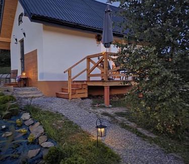 Uscie Gorlickie Resort | Chatka Niedźwiadka - domki w górach z widokiem na Beskid Niski Sauna, balia i kominek