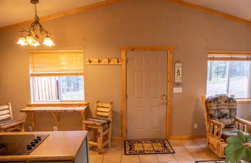 Florissant Cabin | Cheerful 1-bedroom cabin with hot tub