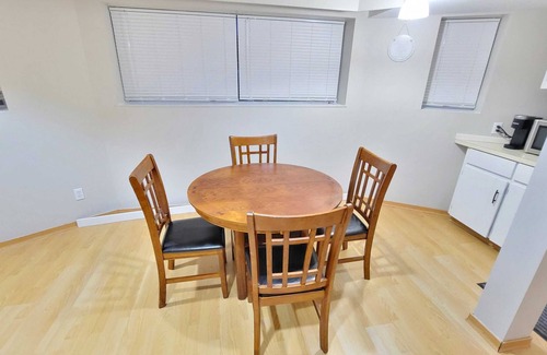 Grand Boulevard House | Cheerful 2 bedroom basement suite w/free parking CARS/RV