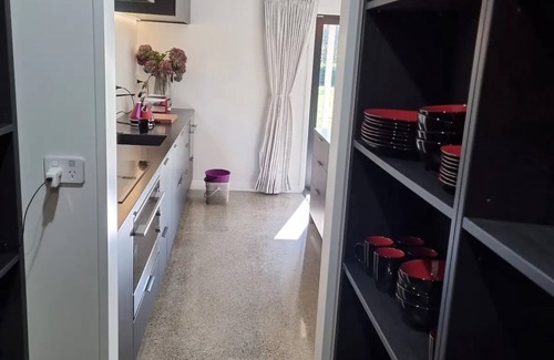 Otatara Villa | Cheerful 2-bedroom villa garden setting near beach