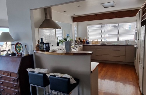 Bucklands Beach House | Cheerful 3-bedroom home on a cliff next to water