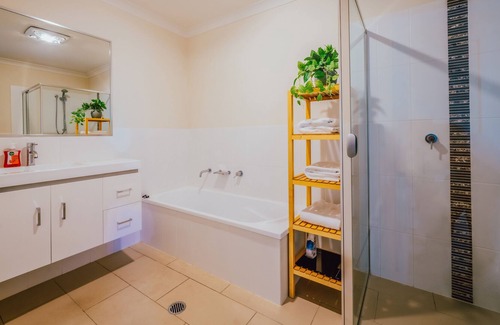 Crace House | Cheerful 3-bedroom home free parking