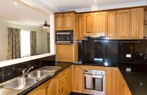 Kingswood House | Cheerful 4 Bedrooms with Free Parking