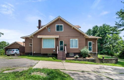 New Kensington House | Cheerful 4BR Chalet with Seasonal Pool, Hot Tub