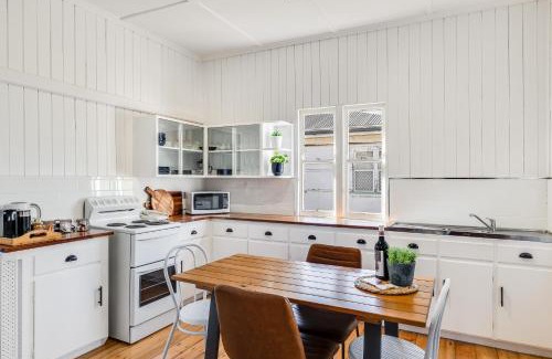 Newtown House | Cheerful, Cosy Cottage - Near Rose Garden!