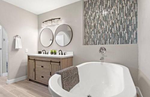 Camelot Village House | Cheerful Spacious Tempe Pool
