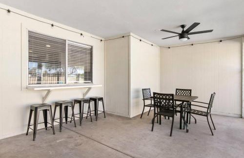 Camelot Village House | Cheerful Spacious Tempe Pool