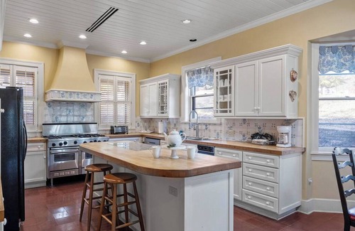 Kerrville House | Cherokee Suite: Texas Hill Country Resort/w Pool, Resort Amenities, Wifi