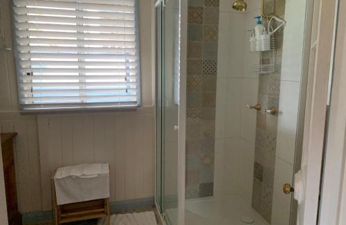 Stanthorpe Bed & Breakfast | Cherry Blossom Cottage-with country charm and spa