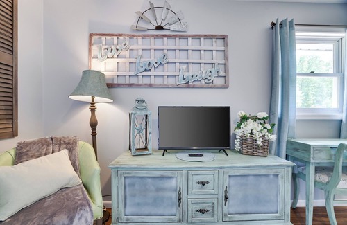 Henryville House | Cherry Lane Sanctuary, Rustic Retreat on 6 Acres with Sauna/Hot Tub/Pool/Golf