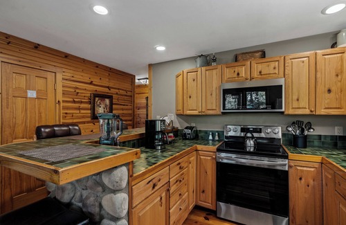 New Plymouth Cabin | Cherry Ridge Retreat Luxury Cabin Whispering Pines, w/hot tub and private pond!