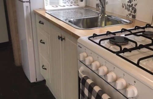 Cowes Cottage | Cherub Cottage - quiet romantic getaway. Wifi & Disney