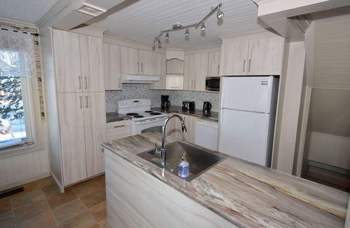 Notre-Dame-Auxiliatrice-de-Buckland House | Chez-Vous au Village: Calm, confort & full amenities