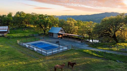 Cloverdale House | Chianti by AvantStay Stunning Secluded Ranch w Pickleball Court Barn