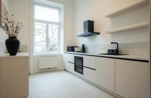 Neubau Apartment | Chic 180m 3BR Apt near Parliament, Self Check-in