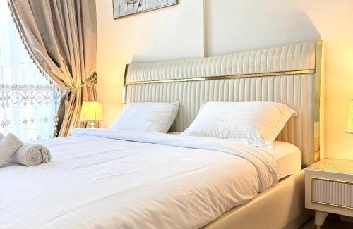 Nad Al Sheba Apartment | Chic 1BR Apartment with Pool View in Medyan