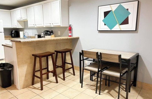 Franklin Apartment | Chic 2 bedroom/free parking across from JD Legends