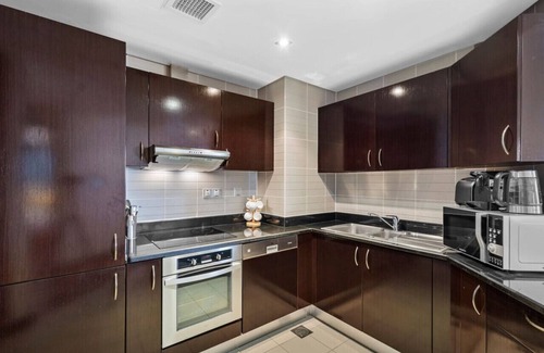 Palm Jumeirah Apartment | Chic 2BR Apartment with Spectacular Sea Views