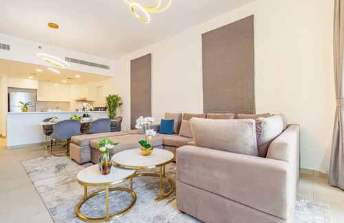 Umm Suqeim 3 Apartment | Chic 2BR + Maid | Steps from Burj Al Arab, MJL