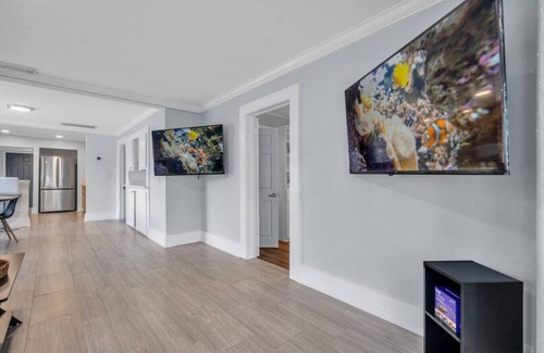 St. Petersburg - Clearwater House | Chic 3 Bedroom 3 Bathroom Grand Central Bungalow