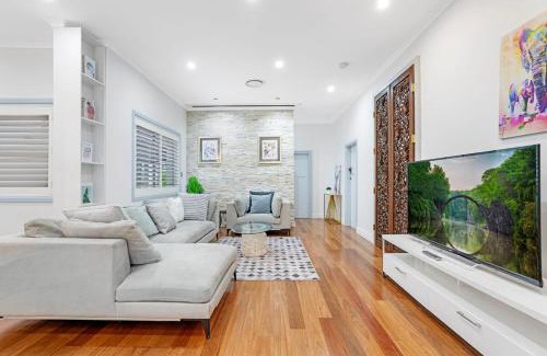 Five Dock House | Chic 4 Bedroom House at Five Dock