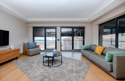 Kabatas Apartment | Chic Apartment with Bosphorus View