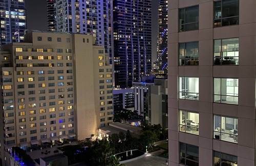 Brickell Apartment | Chic Brickell Studio w/Pool,Gym,Jacuzzi and free parking