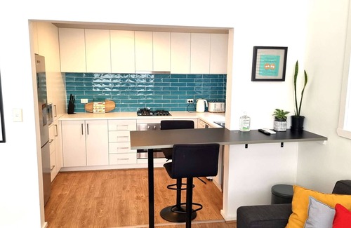 Saint Kilda South Apartment | Chic central St Kilda 2 bed 8 mins walk to beach