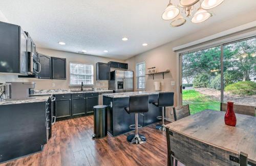 Charlotte House | Chic Charlotte Townhome with Community Pool