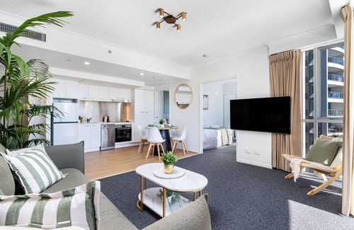 Surfers Paradise Apartment | 'Chic Coastal Hideaway' by Inn Paradise