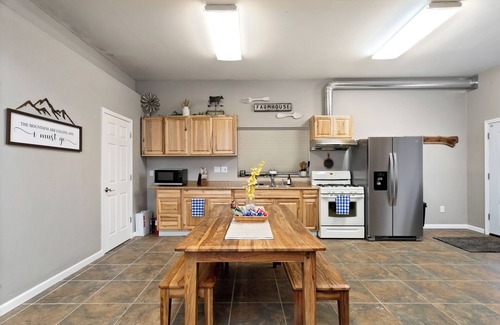 Fishhook Apartment | Chic farmouse 2-bedroom apartment with WiFi in Palmer