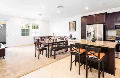 Eastvale Downs House | Chic Home on Sendero Ave