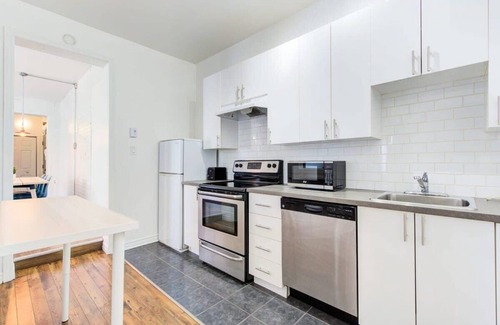 Plateau Mont Royal Apartment | Chic Le Plateau, Steps to Cafes, Art & Parks