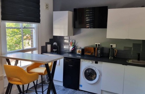 Hillrise Apartment | Chic London Studio - Steps to Tube