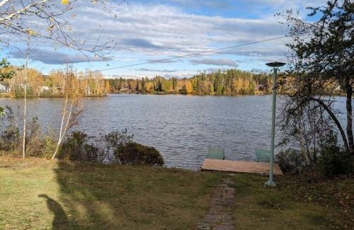 Saint-Honore Ski Chalet | Chic refuge sur le bord de l'eau et des sentiers motoneiges!