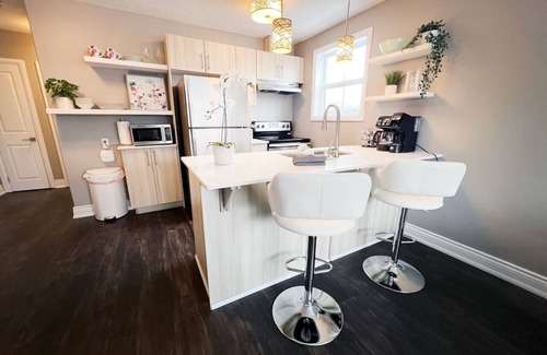 South London Apartment | Chic Stay in Wortley – Walk to Downtown & Parks