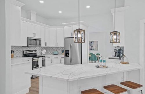 Plant City Villa | Chic Stylish Pool House 4 King Bed New Renovated