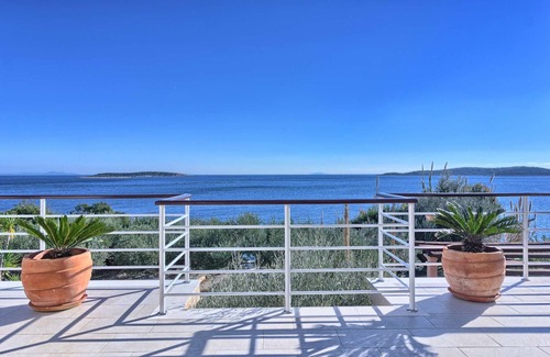 Milna Villa | CHIC Vis - Villa Tempera - BEACHFRONT , WiFi Boat Mooring , 1200 m2 Olive garden