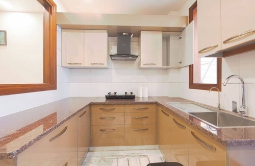 Gurugram Apartment | Child friendly Retreat w balcony & tub King Bed