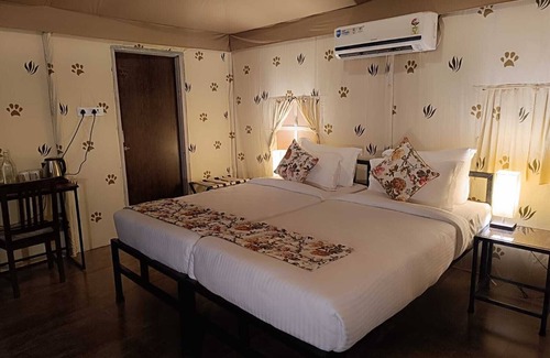 Jhiri Hotel | Chokhiwadi Forest Retreat