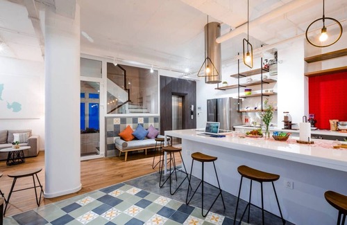 Tan Phu District Apartment | Christina's NT42 SUITE w/KING-SIZED Bed in CENTER