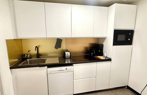 Suelz Apartment | City Center Retreat/1 min Train Station