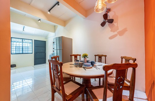 Ampang House | City Centre Designer Houz/5 mins to Sunway Velocity mall/Wifi/9-10pax