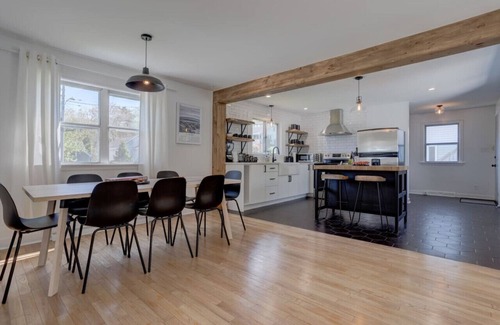 Dartmouth House | City Escape w deck, BBQ & beautiful back yard